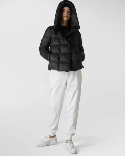 Piumino nero imbottito in piuma dalla linea boxy con scollo sciallato e cappuccio