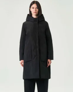 Piumino nero Jurerê in tessuto effetto semi lucido con cappuccio e fondo posteriore a punta