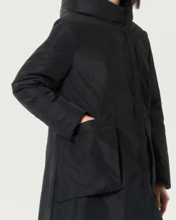 Piumino nero Jurerê in tessuto effetto semi lucido con cappuccio e fondo posteriore a punta