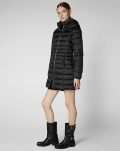 Piumino nero lunghezza media Save the duck modello Reese in tessuto effetto raso dalla linea sfiancata con cappuccio staccabile
