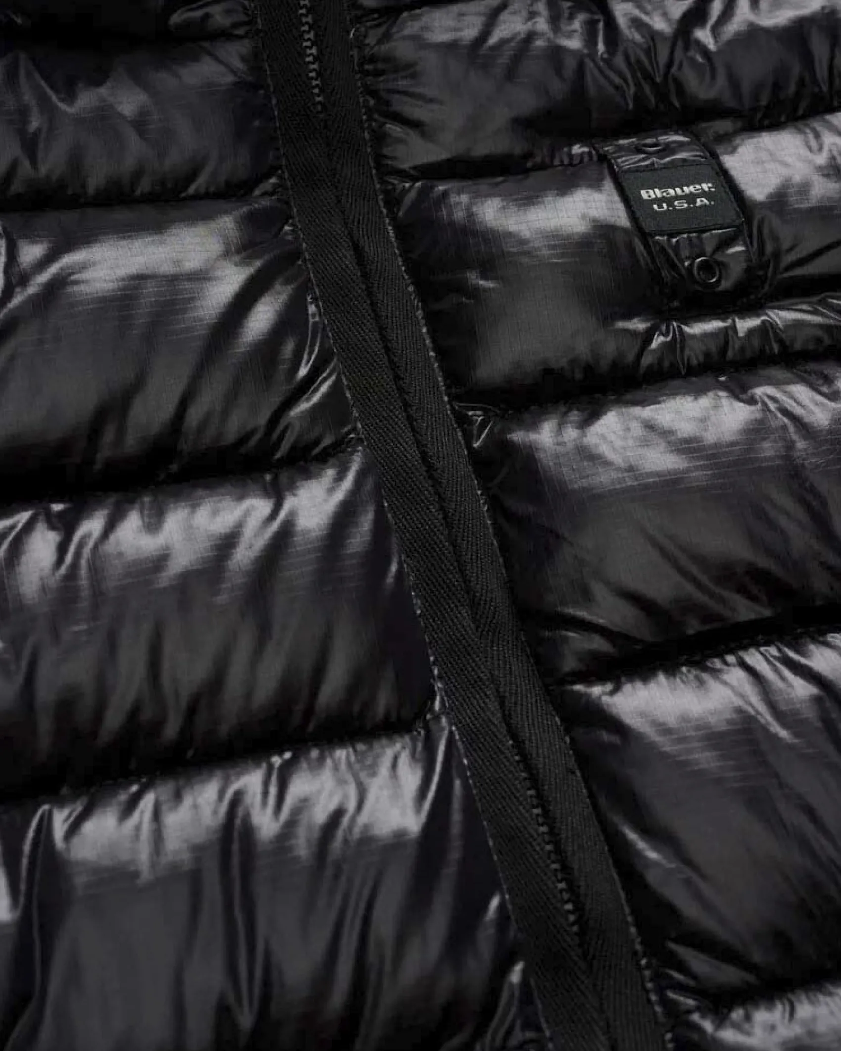 Piumino nero midi modello Adelaide in nylon dalla texture semilucida con imbottitura ecologica e cappuccio fisso