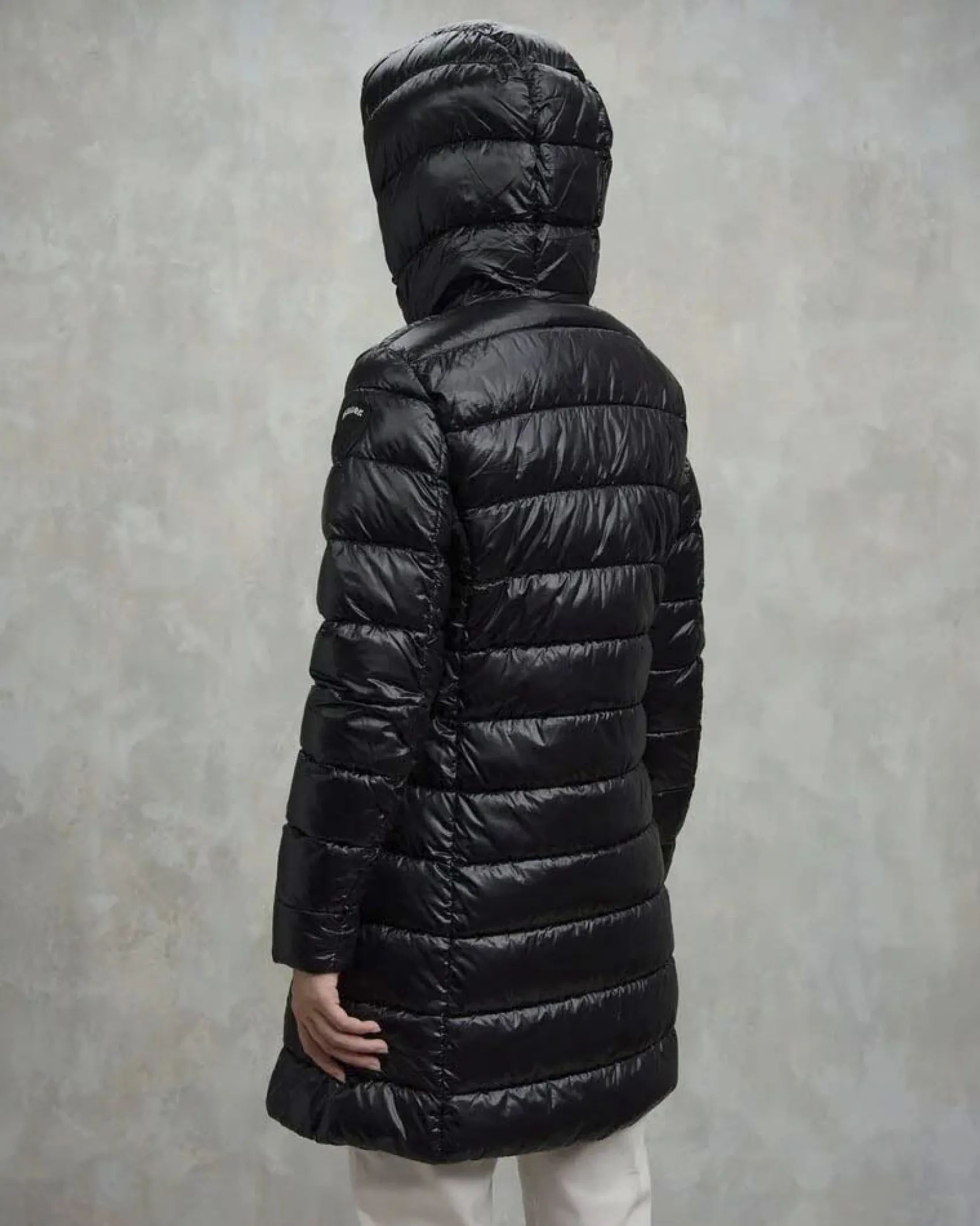 Piumino nero midi modello Adelaide in nylon dalla texture semilucida con imbottitura ecologica e cappuccio fisso