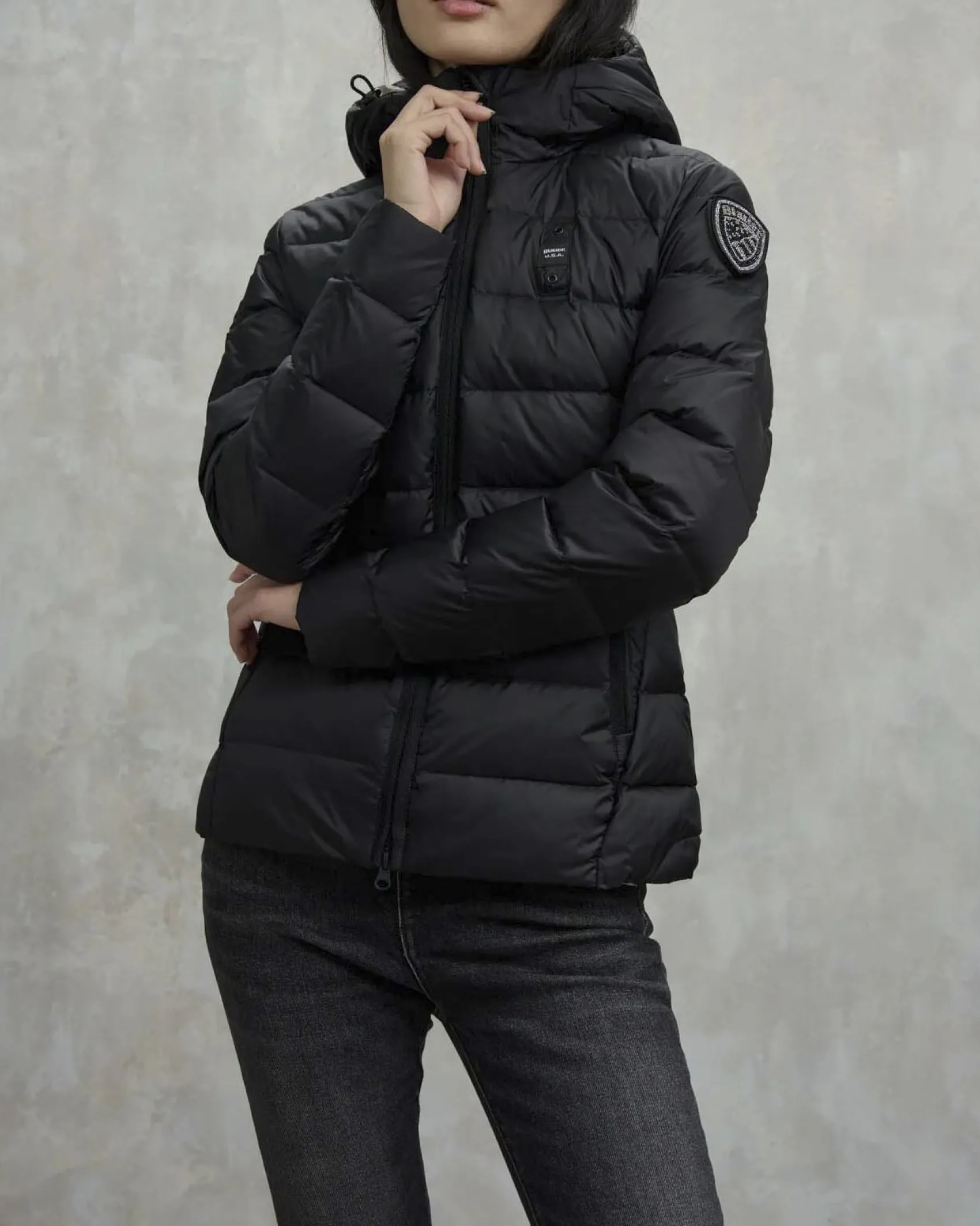 Piumino nero modello Charme con imbottitura leggera in piuma d'oca e fodera beige