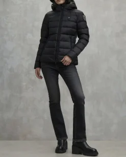 Piumino nero modello Charme con imbottitura leggera in piuma d'oca e fodera beige