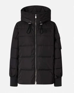 Piumino nero Pinko dalla linea a campana in tela tecnica con cappuccio e logo applicato sul petto