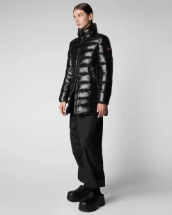 Piumino nero Save the duck modello Marjorie nero effetto laccato con cappuccio staccabile dalla linea sfiancata