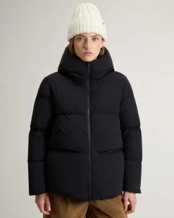 Piumino nero Woolrich Cloud Series in nylon elasticizzato con finish opaco con collo alto e cappuccio fisso