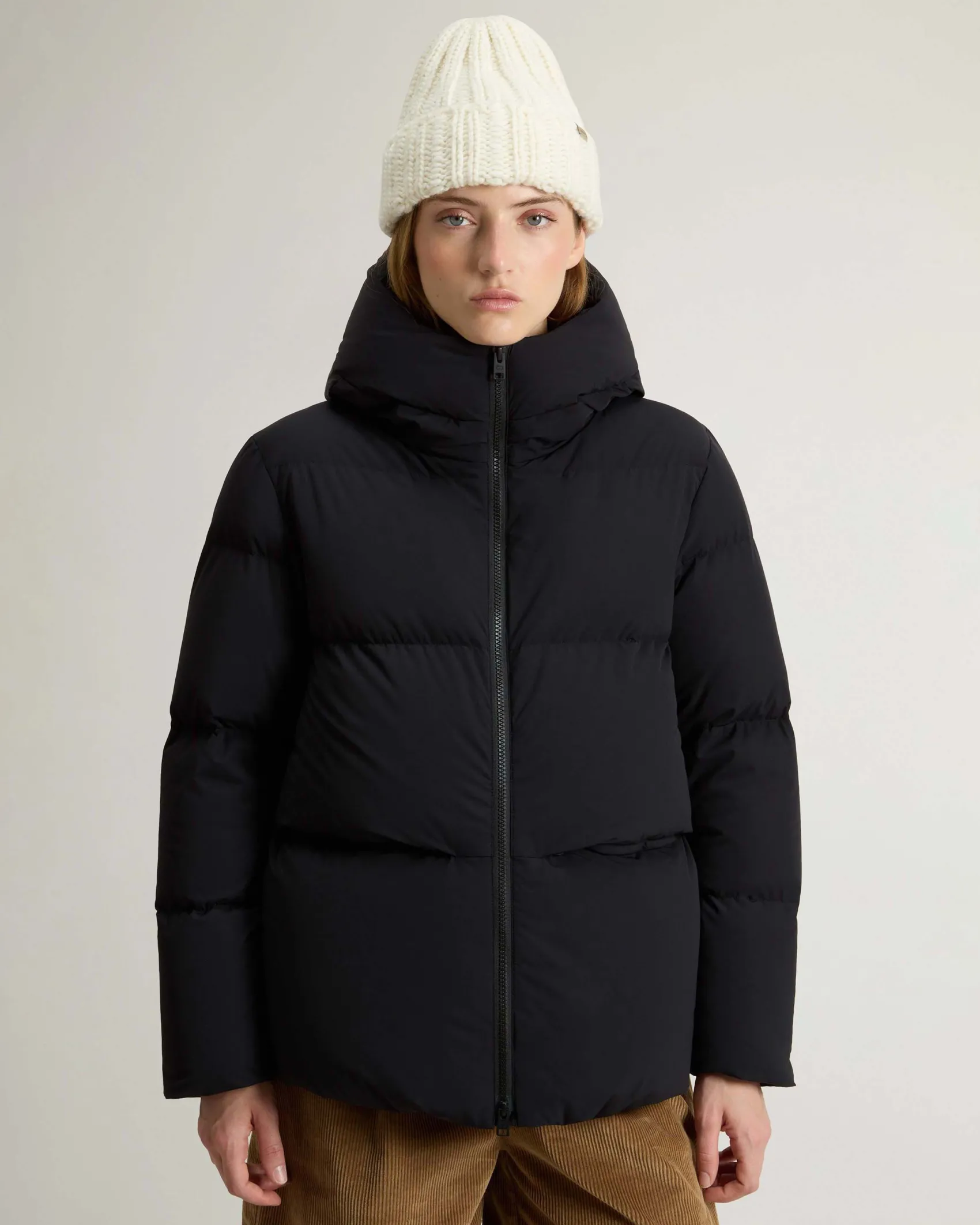 Piumino nero Woolrich Cloud Series in nylon elasticizzato con finish opaco con collo alto e cappuccio fisso