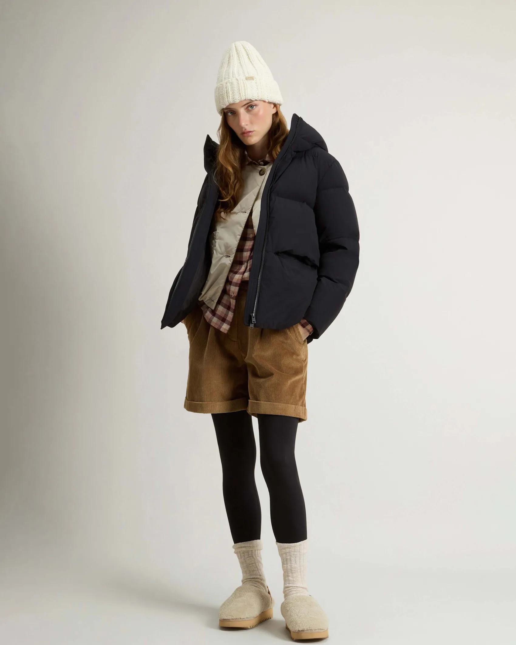Piumino nero Woolrich Cloud Series in nylon elasticizzato con finish opaco con collo alto e cappuccio fisso
