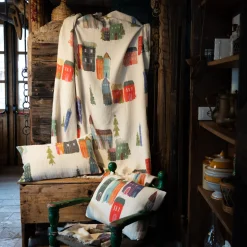Plaid Telinus in cotone color avorio a stampa Happy Cottage multicolore