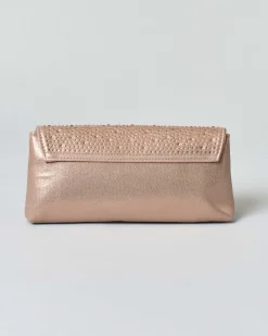Pochette a busta Anna Cecere color champagne con strass tono su tono applicati sulla patta di chiusura