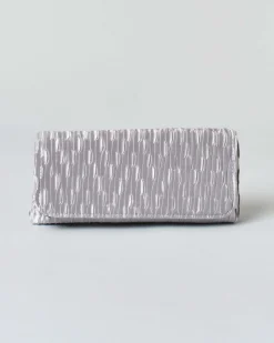 Pochette a busta Anna Cecere color argento con strass tono su tono applicati sulla patta di chiusura
