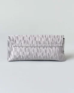 Pochette a busta Anna Cecere color argento con strass tono su tono applicati sulla patta di chiusura