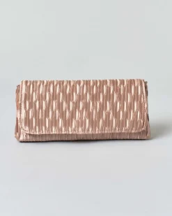 Pochette a busta Anna Cecere rosa cipria con strass tono su tono applicati sulla patta di chiusura
