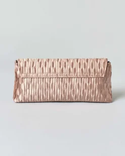 Pochette a busta Anna Cecere rosa cipria con strass tono su tono applicati sulla patta di chiusura