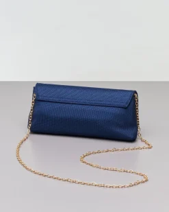 Pochette a busta blu a motivo intrecciato con patta di chiusura e tracolla catena dorata