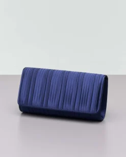 Pochette a busta blu in raso plissè con patta di chiusura e tracolla catena dorata