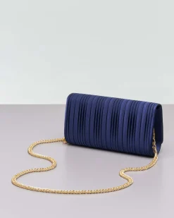 Pochette a busta blu in raso plissè con patta di chiusura e tracolla catena dorata