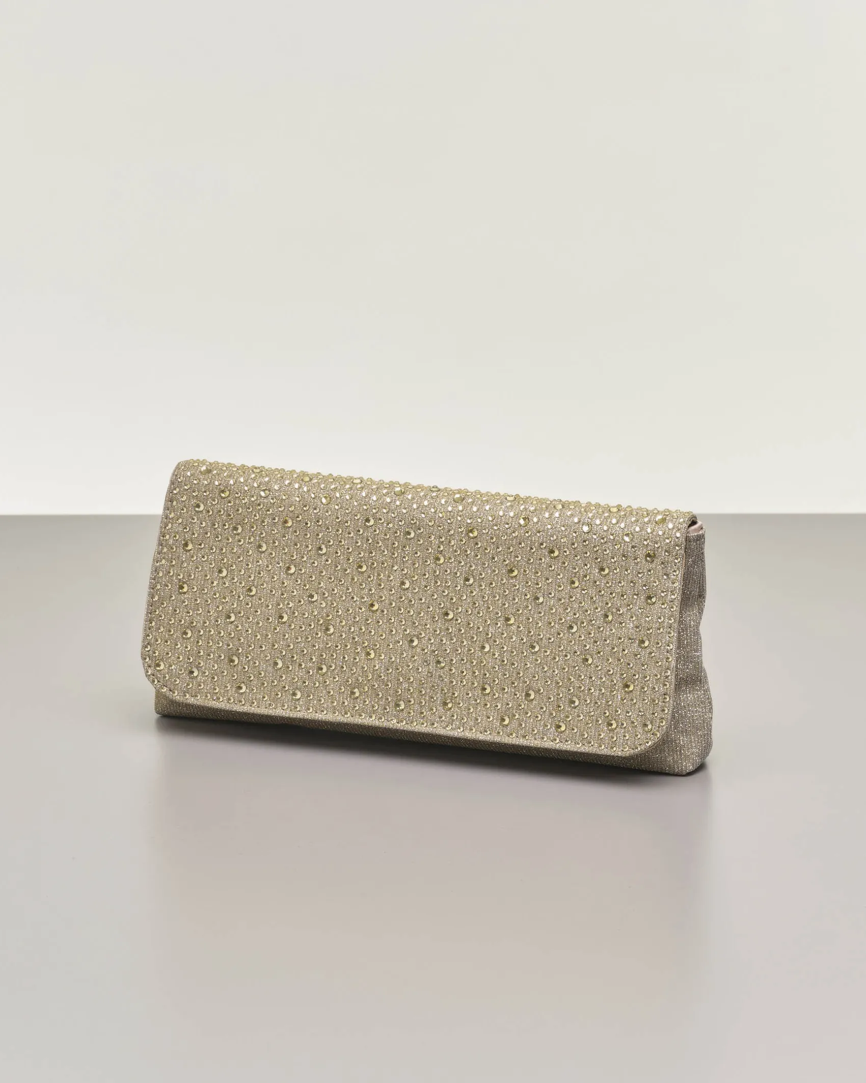 Pochette a busta color oro in lurex con strass tono su tono applicati sulla patta di chiusura