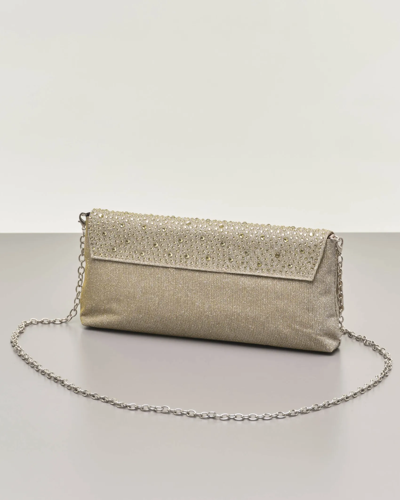 Pochette a busta color oro in lurex con strass tono su tono applicati sulla patta di chiusura