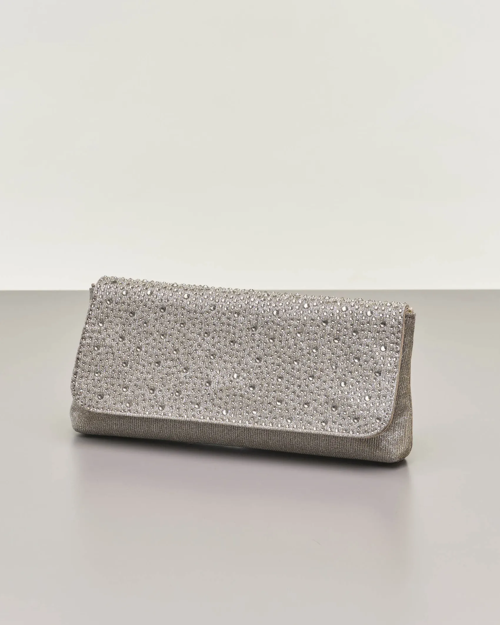 Pochette a busta color peltro in lurex con strass tono su tono applicati sulla patta di chiusura