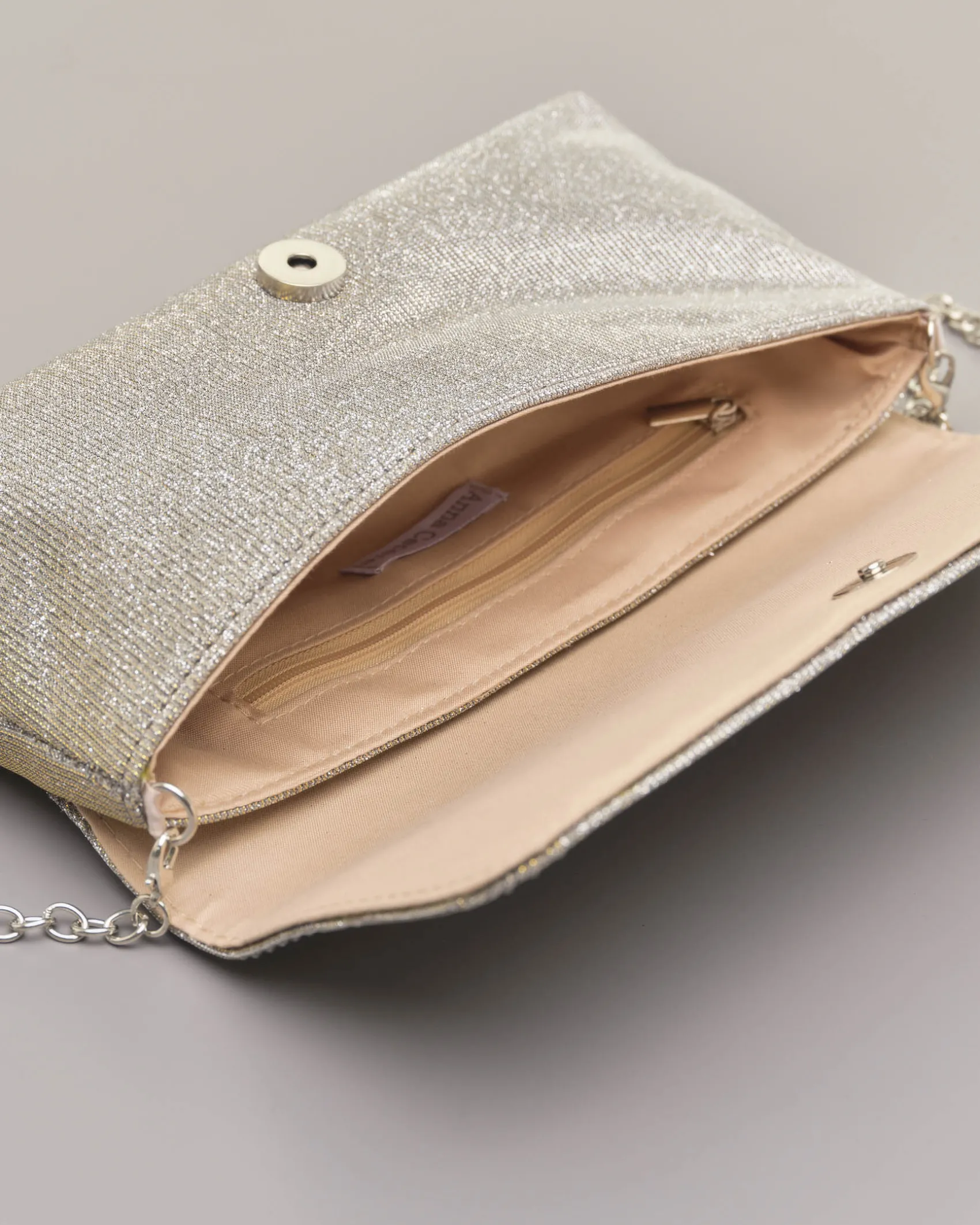 Pochette a busta color peltro in lurex con strass tono su tono applicati sulla patta di chiusura