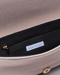 Pochette a busta color sabbia a motivo intrecciato con patta di chiusura e tracolla catena dorata