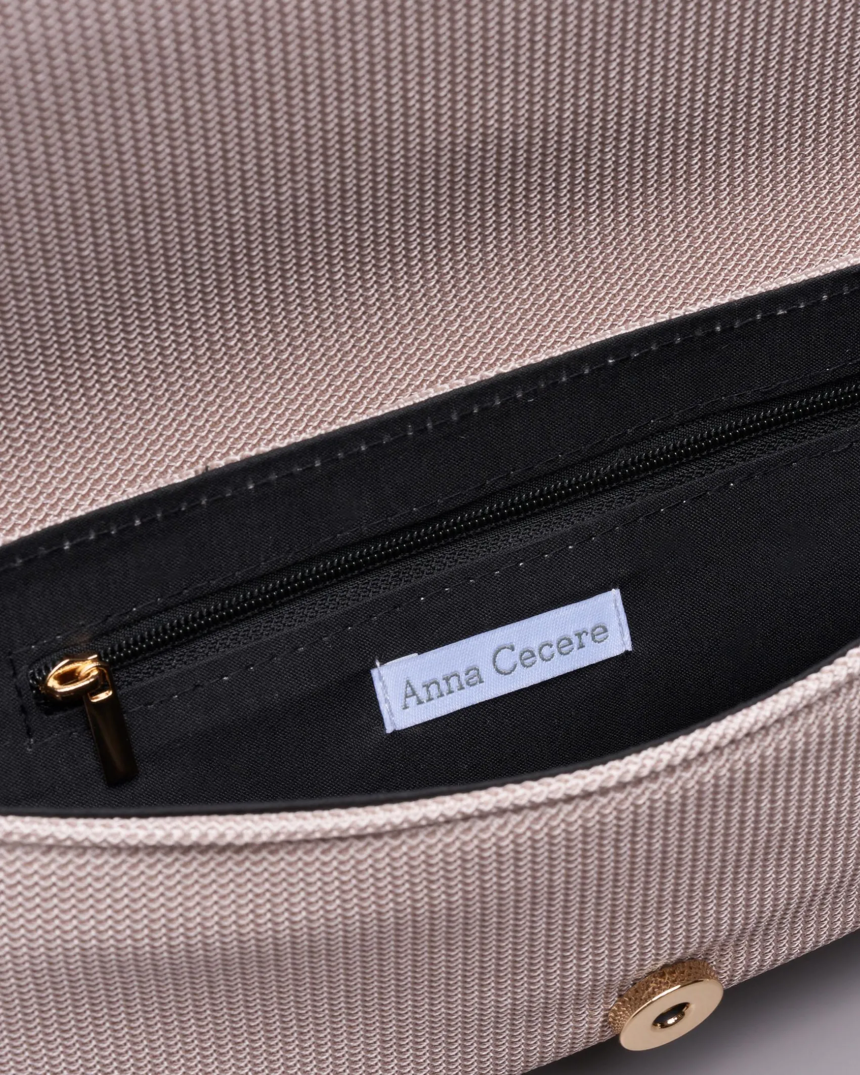 Pochette a busta color sabbia a motivo intrecciato con patta di chiusura e tracolla catena dorata
