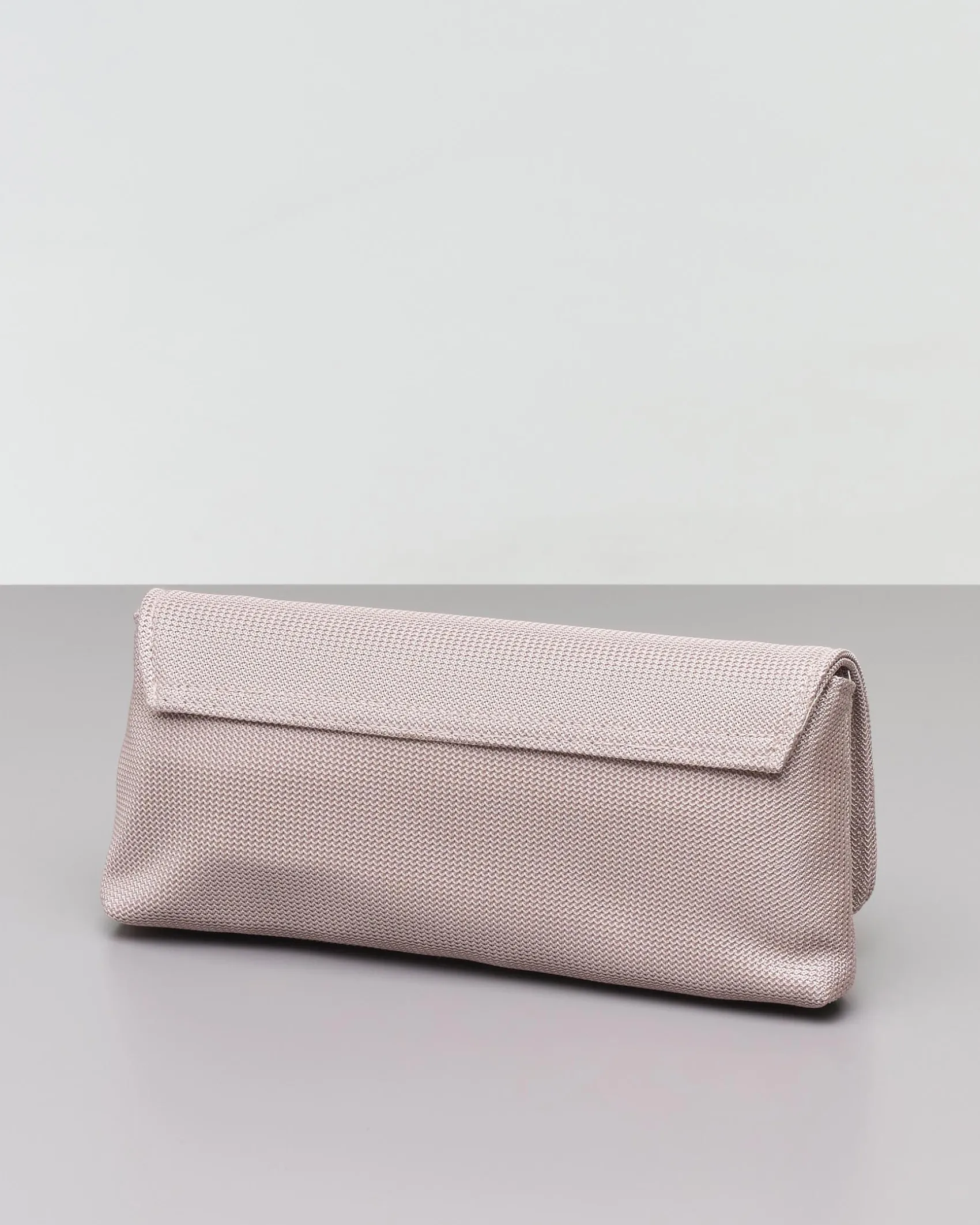 Pochette a busta color sabbia a motivo intrecciato con patta di chiusura e tracolla catena dorata