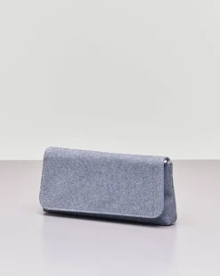 Pochette a busta in tessuto glitter blu con patta e tracolla a catena removibile