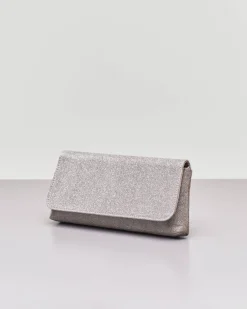 Pochette a busta in tessuto glitter color peltro con patta e tracolla a catena removibile