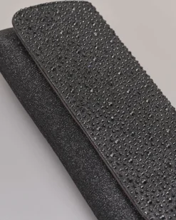 Pochette a busta nera in lurex con strass tono su tono applicati sulla patta di chiusura