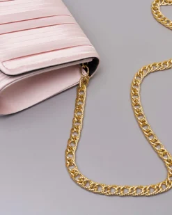 Pochette a busta rosa cipria in raso plissè con patta di chiusura e tracolla catena dorata