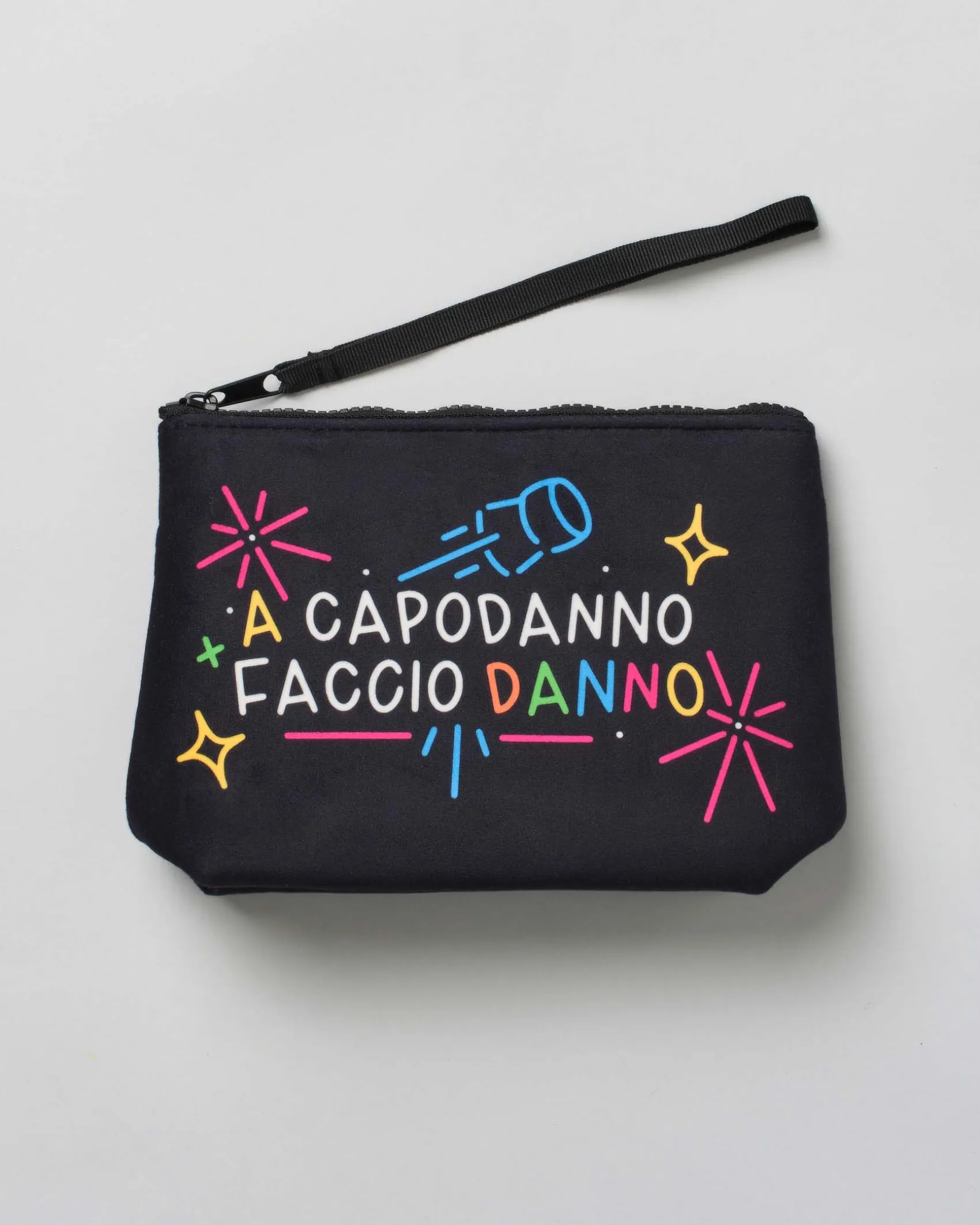 Pochette Aline nera in tessuto effetto lana con scritta A Capodanno Faccio Danno