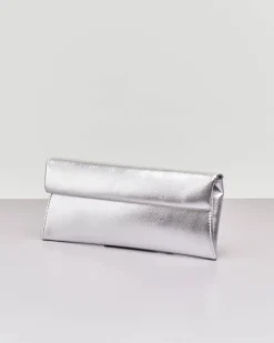 Pochette argento a busta in ecopelle effetto laminato