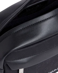 Pochette Calvin Klein Jeans nera in similpelle con logo all over