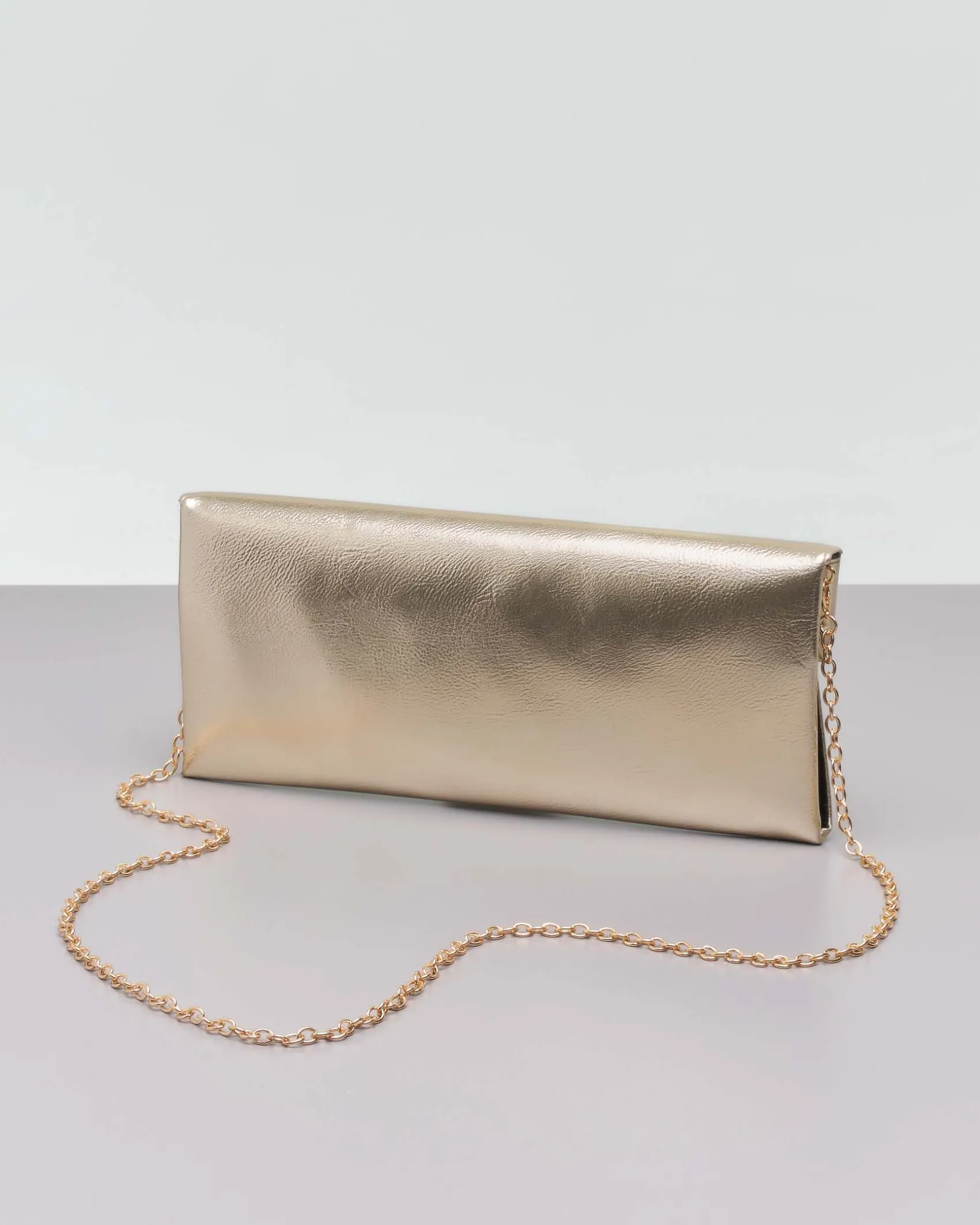 Pochette color oro a busta in ecopelle effetto laminato