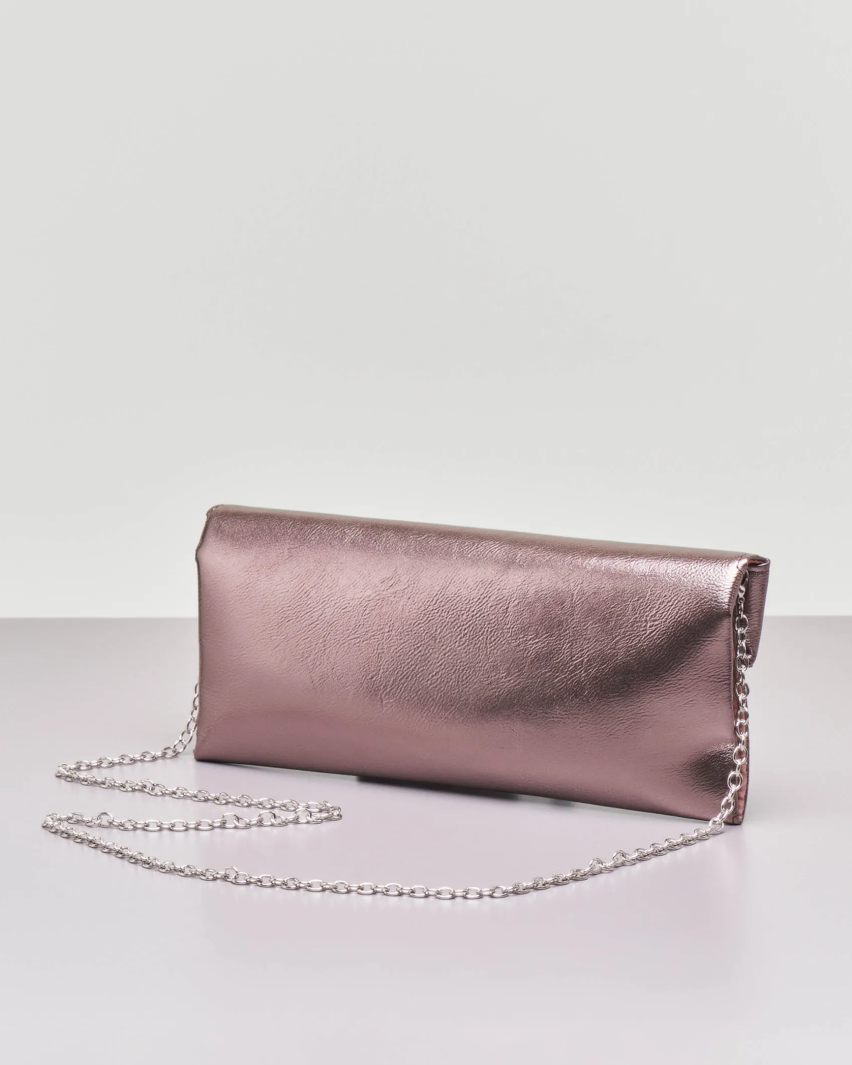 Pochette color peltro a busta in ecopelle effetto laminato