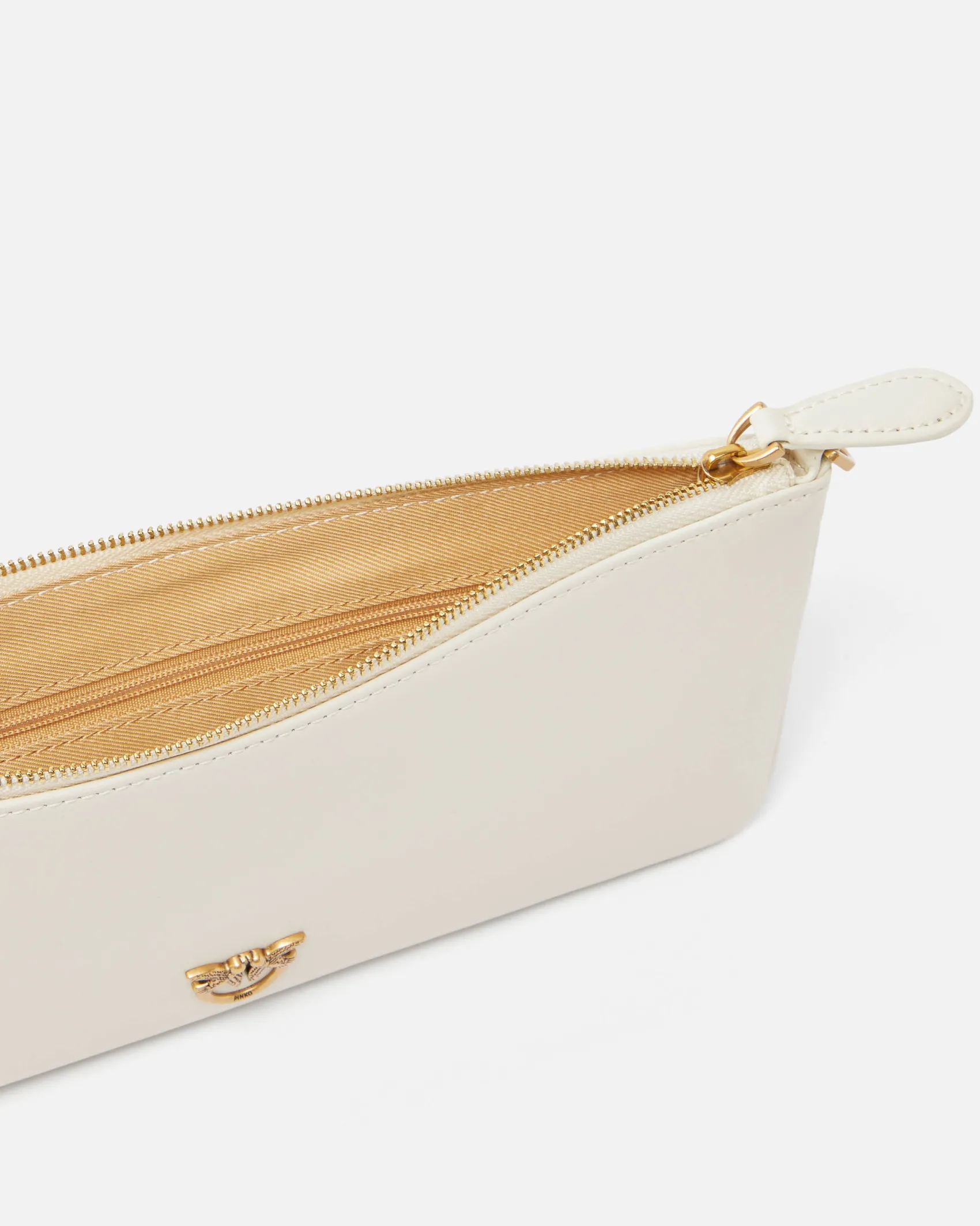 Pochette flat color avorio dalla linea allungata in pelle mano con placchetta Love Birds oro