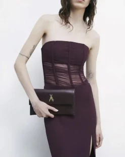 Pochette in pelle bordeaux Patrizia Pepe con tracolla a catena removibile e logo Fly dorata