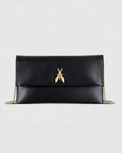 Pochette in pelle nera Patrizia Pepe con tracolla a catena removibile e logo Fly dorata