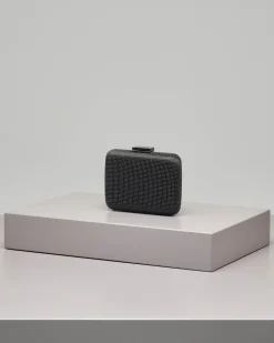 Pochette rigida quadrata nera in raso con microborchie applicate tono su tono