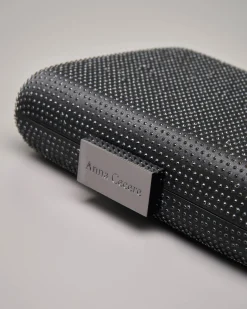 Pochette rigida quadrata nera in raso con microborchie applicate tono su tono
