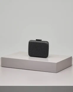 Pochette rigida quadrata nera in raso con microborchie applicate tono su tono