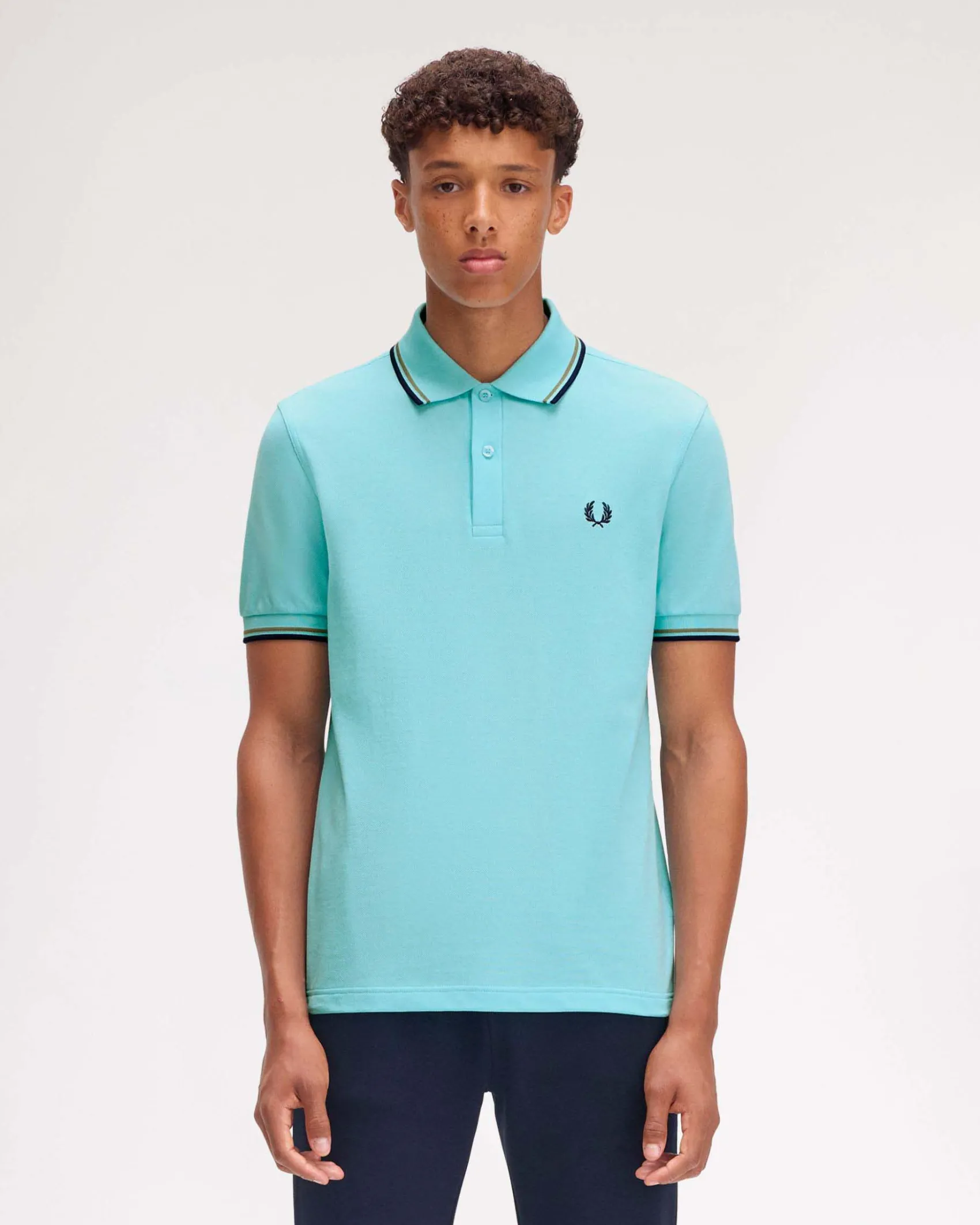 Polo Fred Perry color acqua mezza manica con bordino blu e militare