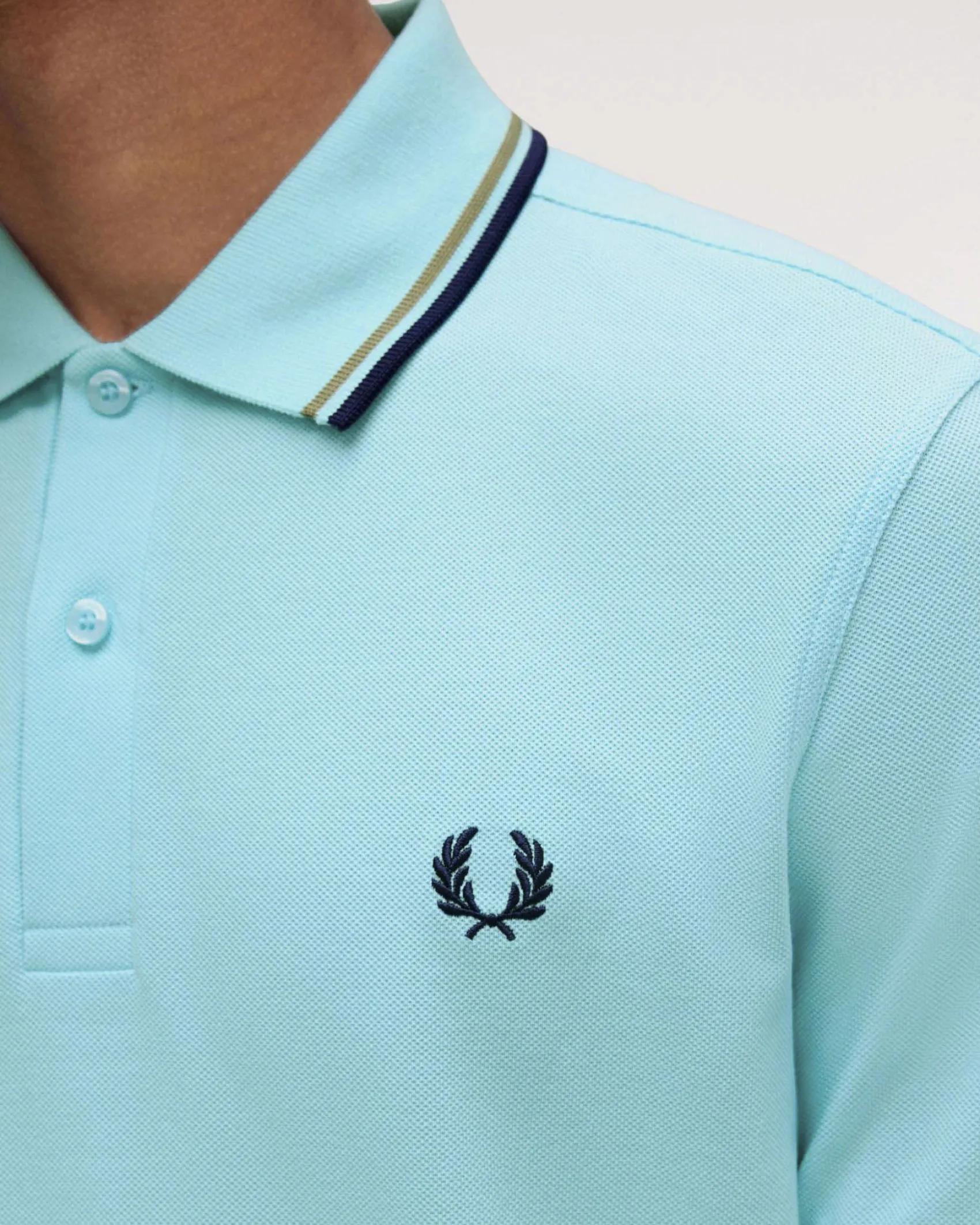 Polo Fred Perry color acqua mezza manica con bordino blu e militare
