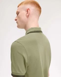 Polo Fred Perry verde salvia mezza manica con bordino militare