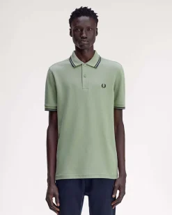 Polo Fred Perry verde salvia mezza manica con bordino blu e indaco