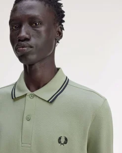 Polo Fred Perry verde salvia mezza manica con bordino blu e indaco