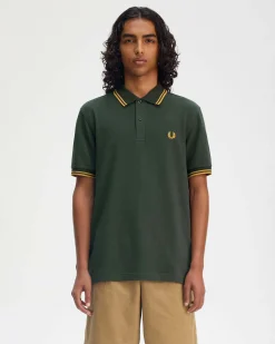 Polo mezza manica Fred Perry verde militare con bordino senape